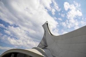 torre blanca de un edificio con un cielo nublado en el fondo foto