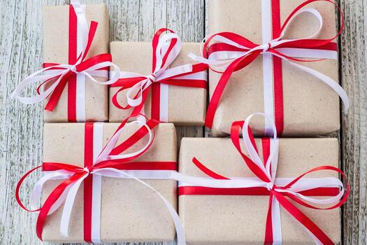 vista superior de la caja de regalo envuelta en papel artesanal con lazo de cinta foto