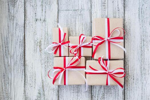 vista superior de la caja de regalo envuelta en papel artesanal con lazo de cinta foto