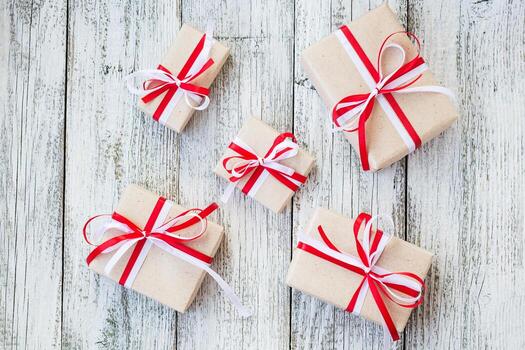 vista superior de la caja de regalo envuelta en papel artesanal con lazo de cinta foto