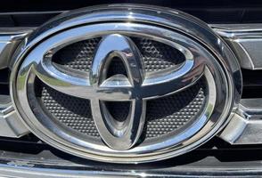 surakarta, gumpang, indonesia, 05 de agosto de 2022, seleccionado enfocado en el emblema y logotipos de la marca comercial toyota foto