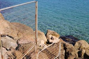 valla en el parque de la ciudad a orillas del mar mediterráneo. foto