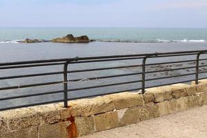 valla en el parque de la ciudad a orillas del mar mediterráneo. foto