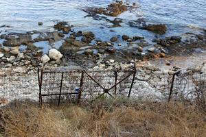 valla en el parque de la ciudad a orillas del mar mediterráneo. foto