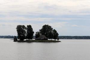 las mil islas es un archipiélago de islas que se extiende a lo largo de la frontera de canadá y los estados unidos a lo largo del st. río lorenzo. foto