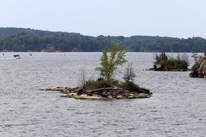 las mil islas es un archipiélago de islas que se extiende a lo largo de la frontera de canadá y los estados unidos a lo largo del st. río lorenzo. foto