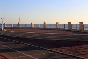 valla en el parque de la ciudad a orillas del mar mediterráneo. foto