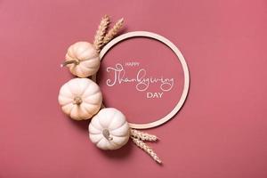 feliz día de acción de gracias tarjeta de felicitación con calabazas decorativas y marco de madera vista superior, plano foto