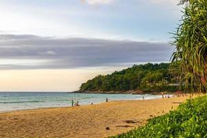 hermosa impresionante puesta de sol colorida y dorada en la isla de phuket, tailandia. foto