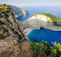 famosa playa paraíso navajo con naufragio. vista panorámica de la laguna azul en la isla de zakynthos, grecia foto