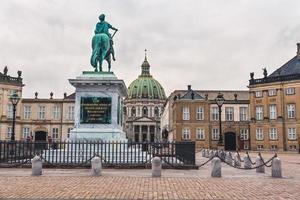 palacio de amalienborg y estatua del rey en copenhague foto