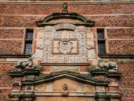 esculturas de león y blasón real en frederiksborg foto