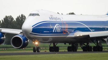 amsterdam, holanda, 25 de julho de 2017 - airbridgecargo boeing 747 vq bfe acelerar antes da partida em polderbaan 36l, shiphol airport, amsterdam, holland video