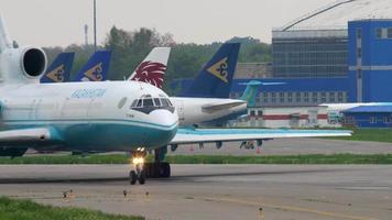 almaty, kazajstán 4 de mayo de 2019 - kazakhstan kaz air trans tupolev 154 up t5401 rodando antes de la salida, aeropuerto internacional de almaty, kazajstán video