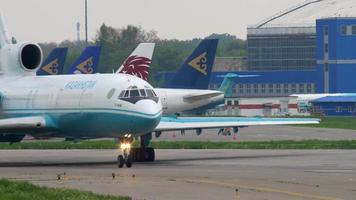 almaty, kazachstan 4 mei 2019 - kazachstan kaz air trans tupolev 154 up t5401 taxiën voor vertrek, de internationale luchthaven van almaty, kazachstan video