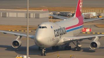 hong Kong november 7, 2019 - cargolux boeing 747 lx icl taxiën na landen. chek ronde kok Internationale luchthaven, hong kong,. video