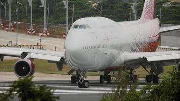 phuket, tailândia, 1 de dezembro de 2016 - enorme jato boeing jumbo da rossiya airlines prepara-se para a partida do aeroporto internacional de phuket. conceito de viagem. voos antes do fechamento das fronteiras video