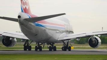 novosibirsk, federación rusa 10 de junio de 2020 - cargolux boeing 747 girando en la calle de rodaje después de aterrizar en el aeropuerto de tolmachevo, novosibirsk video