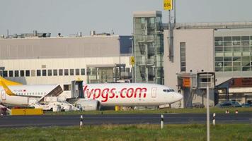 dusseldorf, alemania 21 de julio de 2017 - flypegas boeing 737 tc ize rodando a la terminal después del aterrizaje. aeropuerto de dusseldorf, alemania video