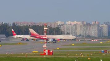 moscou, fédération de russie 12 septembre 2020 - rossiya airlines boeing 747 ei xli, boeing 737 et nordwind airlines boeing 777 font la queue avant de décoller de l'aéroport international de sheremetyevo. video