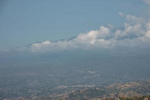 hermoso paisaje con vistas al monte etna volcánico con el cielo de fondo foto