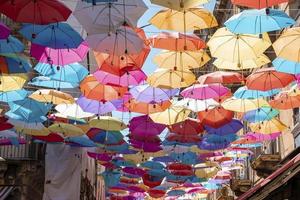 hermosa vista de coloridas sombrillas decoradas en medio de edificios en la ciudad foto