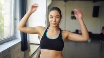 las chicas fitness se motivan entre sí en la sesión de entrenamiento video