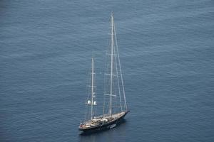 vista de ángulo alto del yate moviéndose en el hermoso mar mediterráneo azul foto