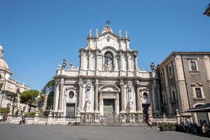 fachada de la catedral de catania en la ciudad con cielo azul de fondo durante el verano foto