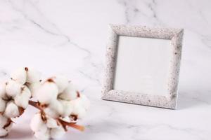 marco de fotos maqueta textura de mármol, flor de algodón