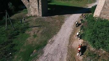 vista aérea da antiga estrada rural na ucrânia video