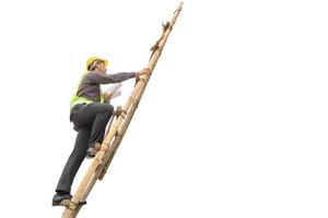 hombre de negocios asiático, ingeniero de construcción, sostenga papel plano, suba a una escalera aislada en fondo blanco con trazado de recorte foto