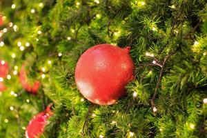 árbol de navidad con decoraciones foto