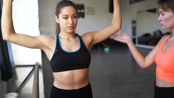 fitness ragazze motivare ogni altro nel allenarsi sessione video