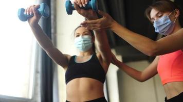 las chicas fitness se motivan entre sí en la sesión de entrenamiento video