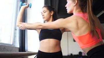 las chicas fitness se motivan entre sí en la sesión de entrenamiento video