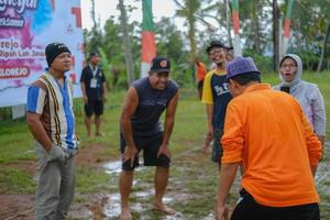 blitar, indonesia - 11 de septiembre de 2022 caballeros que alentaron a los concursantes en el evento del día de la independencia de indonesia en blitar foto