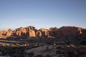 comienzo del sendero de windows que conduce a la sección de windows del parque nacional arches cerca de moab, utah foto