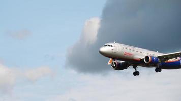 moscú, federación rusa 12 de septiembre de 2020 - aeroflot russian airlines a320 200 f. dostoyevsky vp bce aterrizando en la pista 24l en el aeropuerto internacional de sheremetyevo video