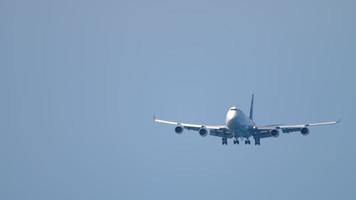 phuket, thailand 30 november 2019 - thai airways boeing 747 hs tgo nadert voor de landing op de luchthaven van phuket. video