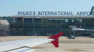 Phuket, Tailandia novembre 22, 2018 - Visualizza a partire dal oblò in partenza aereo, rullaggio prima pista di decollo accelerare video