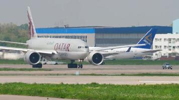 almaty, kazajstán 4 de mayo de 2019 - boeing 777 de qatar airways cargo en la pista. vista de la calle de rodaje del aeropuerto
