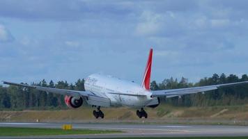 moskau, russische föderation 12. september 2020 - royal flight airlines boeing 777 vp bgk landet auf der landebahn 24r am internationalen flughafen sheremetyevo video