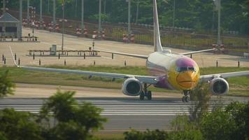 phuket, tailandia 28 de noviembre de 2016 - nok air boeing 737 hs dbs rodando antes de la salida del aeropuerto de phuket. video