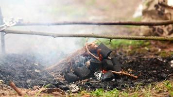 belysning upp brand med träkol video