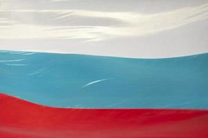 bandera de rusia en ondas. vibración de la tela en el viento. colores de la bandera nacional. foto