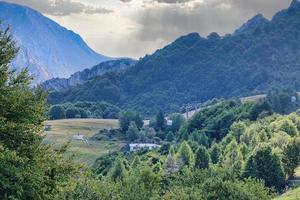 paisajes de la montaña de limone piemonte, en los alpes piamonteses durante un trekking en agosto. verano 2022 foto