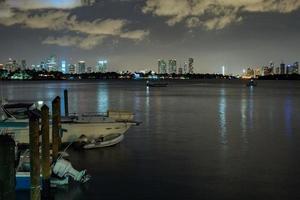 panorama de vista nocturna del centro de miami foto