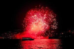 fuegos artificiales en el mar en recco, italia foto