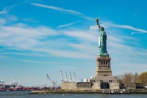nueva york manhattan estatua de la libertad turista selfie con smartphone foto